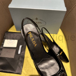 Черные лаковые туфли Prada с открытой пяткой на каблуке