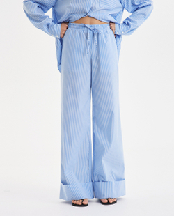 Свободные брюки в пижамном стиле