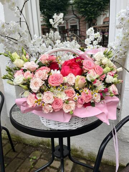 Корзина кустовых роз, эустомы с пионами