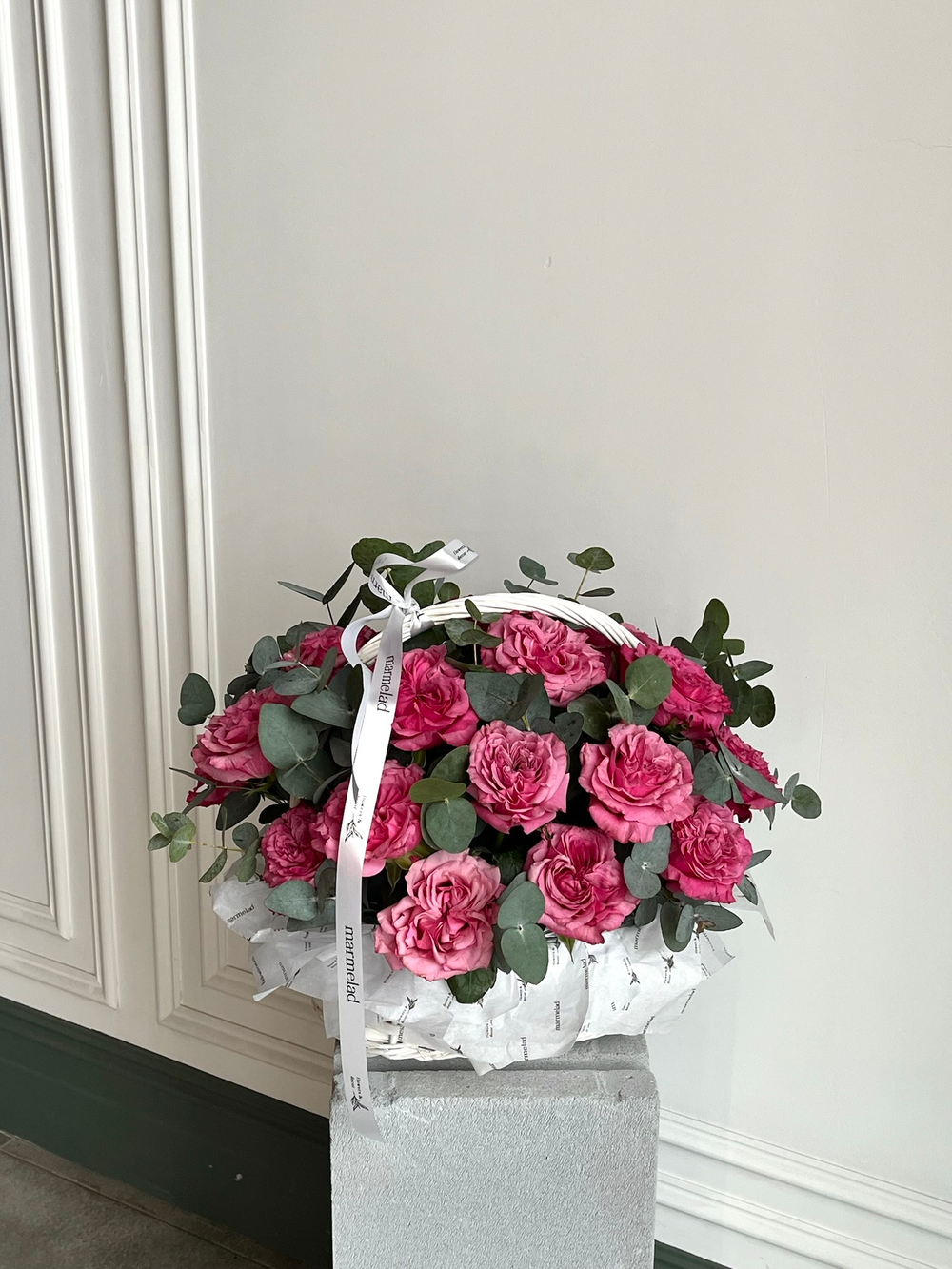 Цветочная корзина из роз Кантри и эвкалипта размер M