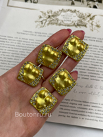 Пуговицы золотистые Скиапар. квадратные в стразах с рельефом тела
