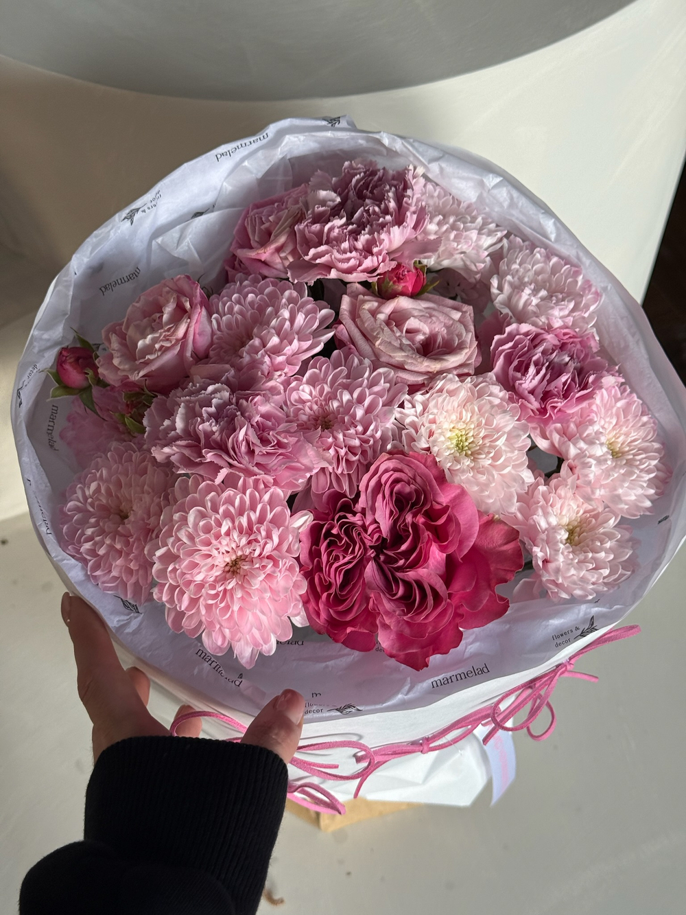 Букет из кустовых пионовидных роз, одноголовой розы, диантусов и хризантемы в розовом оттенке