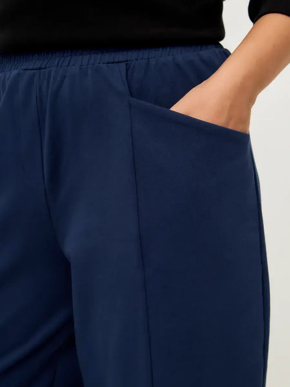 Брюки бананы трикотажные с декоративными швами