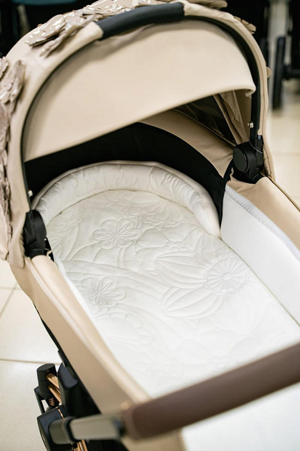 Коляска для новорожденных Cybex Priam IV Rosegold Simply Flowers Beige (Nude Beige)