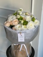 Букет из хризантемы, хелеборуса и кустовых пионовидных роз