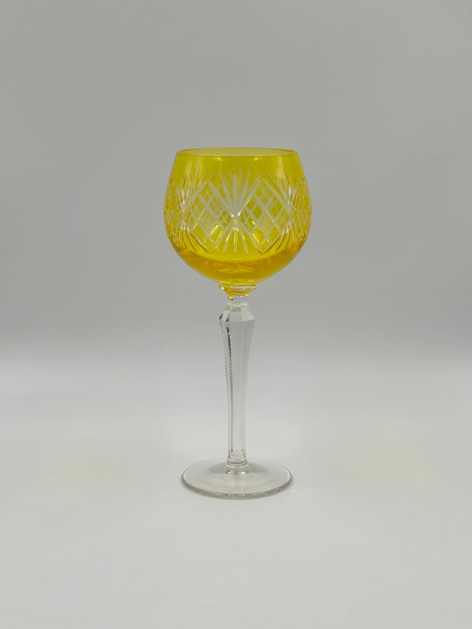 Бокал с жёлтой чашей