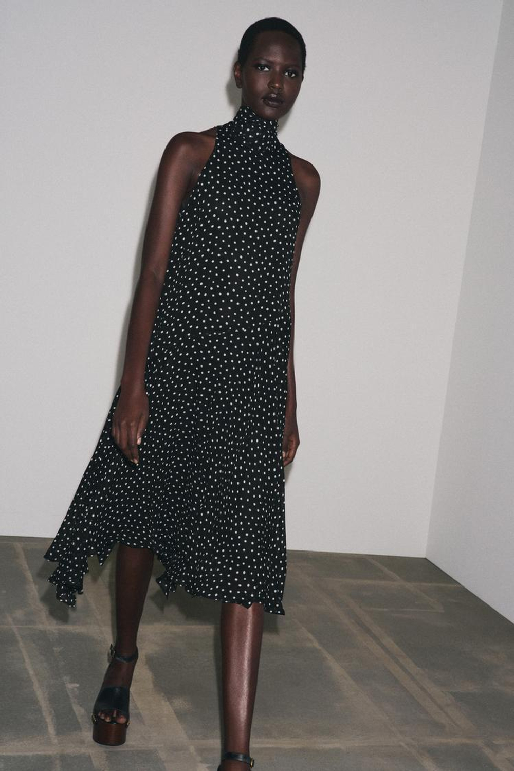 ZARA ПЛАТЬЕ В ГОРОШЕК С ГОРЛОВИНОЙ ХАЛТЕР — ZW COLLECTION, ЧЕРНЫЙ/БЕЛЫЙ