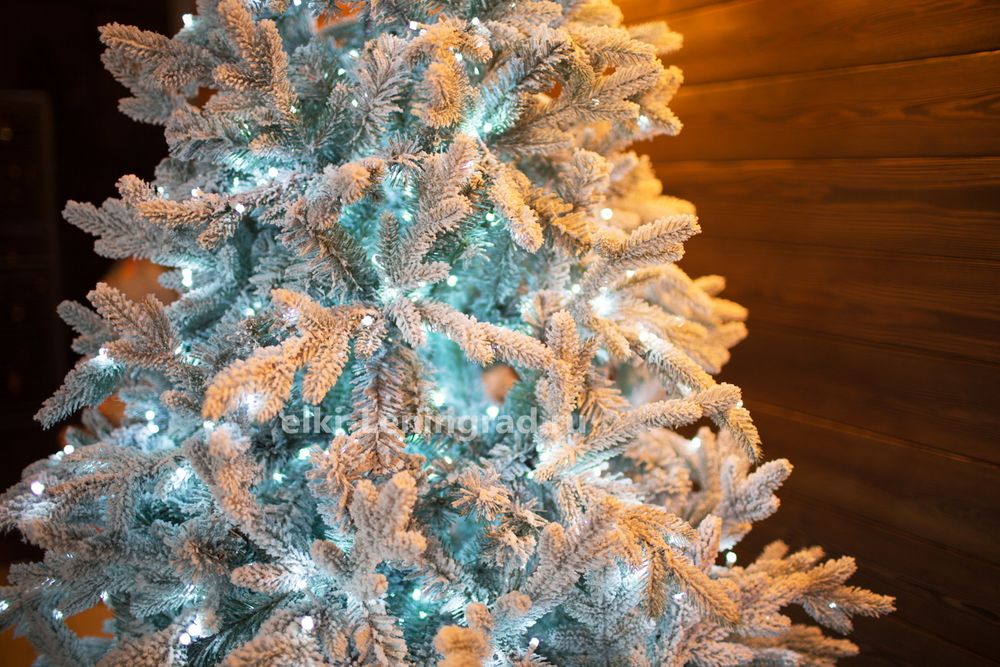 Заснеженная ель с гирляндой «Россо» холодный свет (Литая+пвх) 240 см / 2,4 м