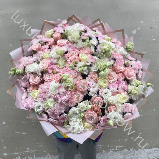 Микс из эустом и пионовидных роз