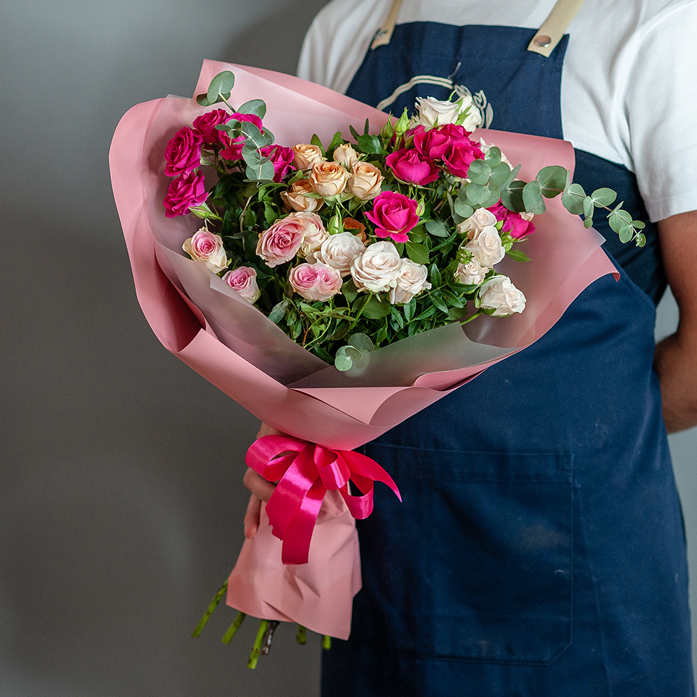 Розовый микс кустовой розы с эвкалиптом