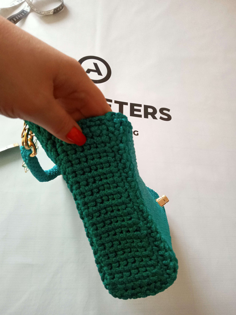 Сумка вязанная с одним отделением на подкладе.