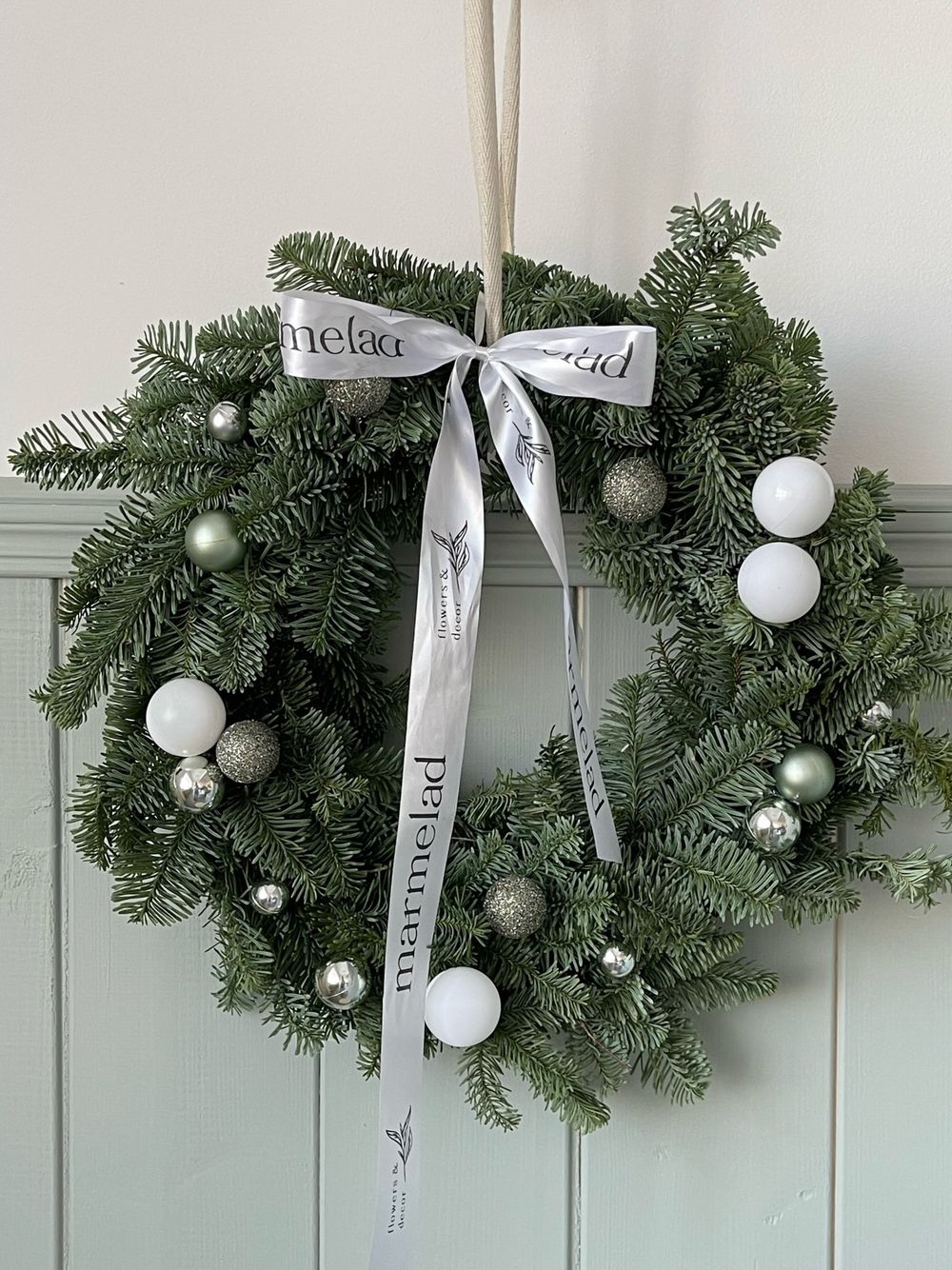 Новогодний венок в бело-серой гамме