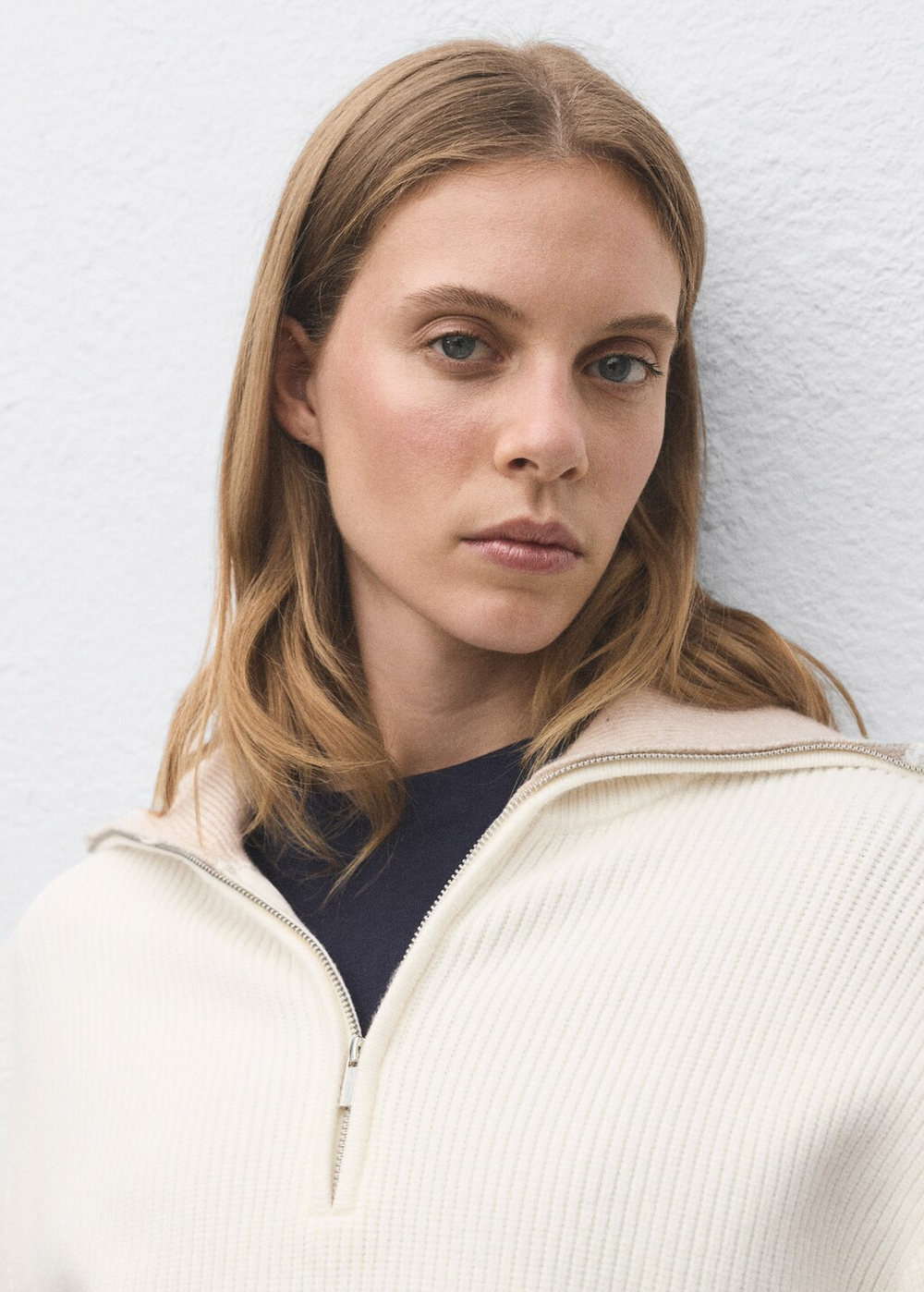 Джемпер с контрастным воротником и застежкой-молнией