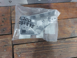 Кронштейн фары левый Toyota Land Cruiser 200 15-21 Новое Оригинал 8115860K10