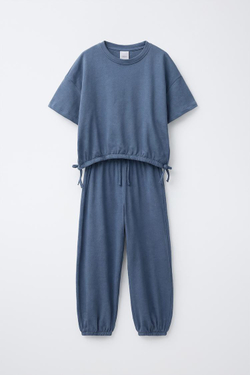 ZARA КОМПЛЕКТ ИЗ ФУТБОЛКИ С ЗАВЯЗКАМИ И БРЮК-ДЖОГГЕ, ВЫЦВЕТШИЙ СИНИЙРОВ