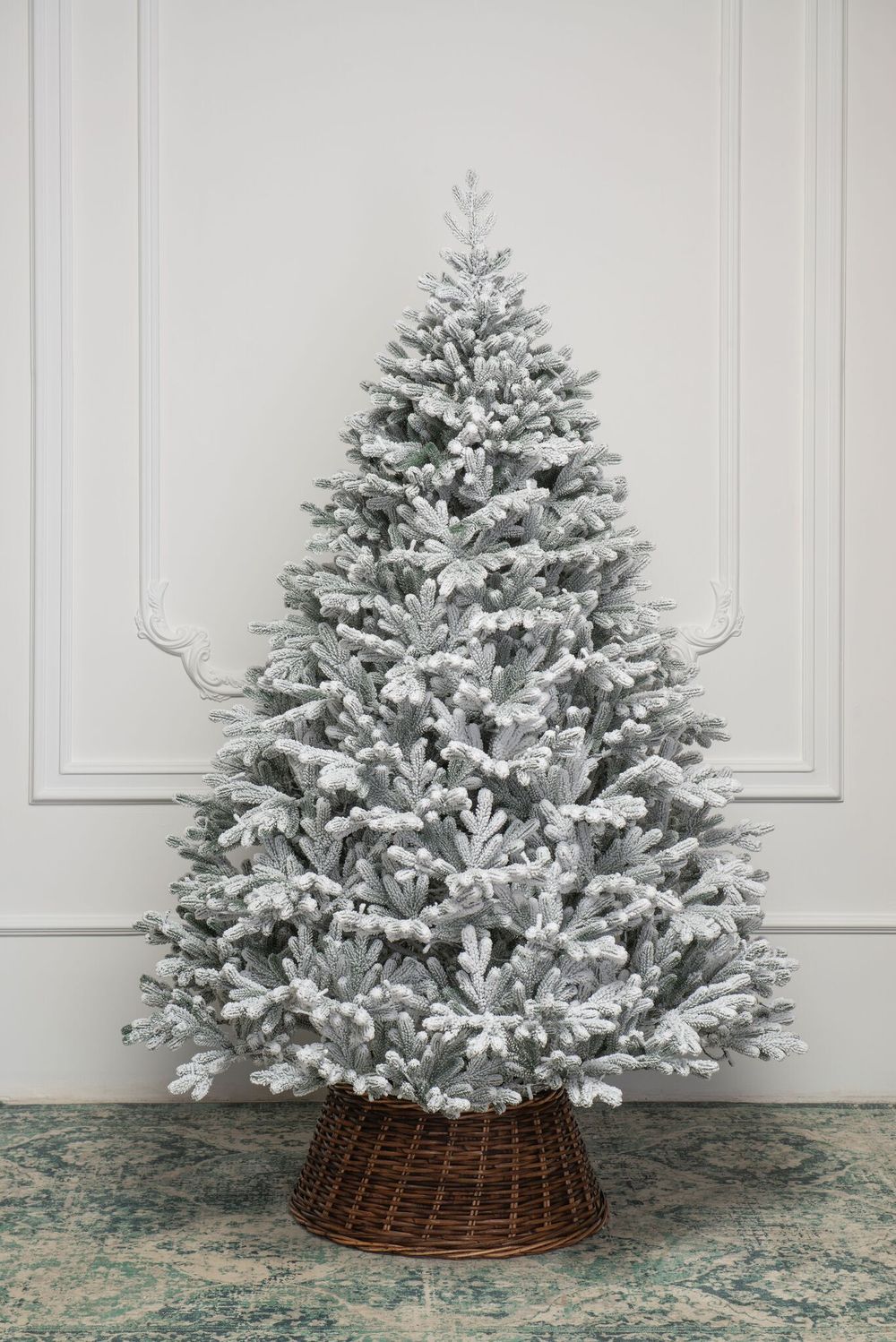 Заснеженная елка с гирляндой «Швейцарская» (Литая хвоя) 210 см / 2,1 м