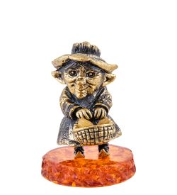 Народные промыслы AM-3650 Фигурка «Гном Бардзуки Джустина» (латунь, янтарь)