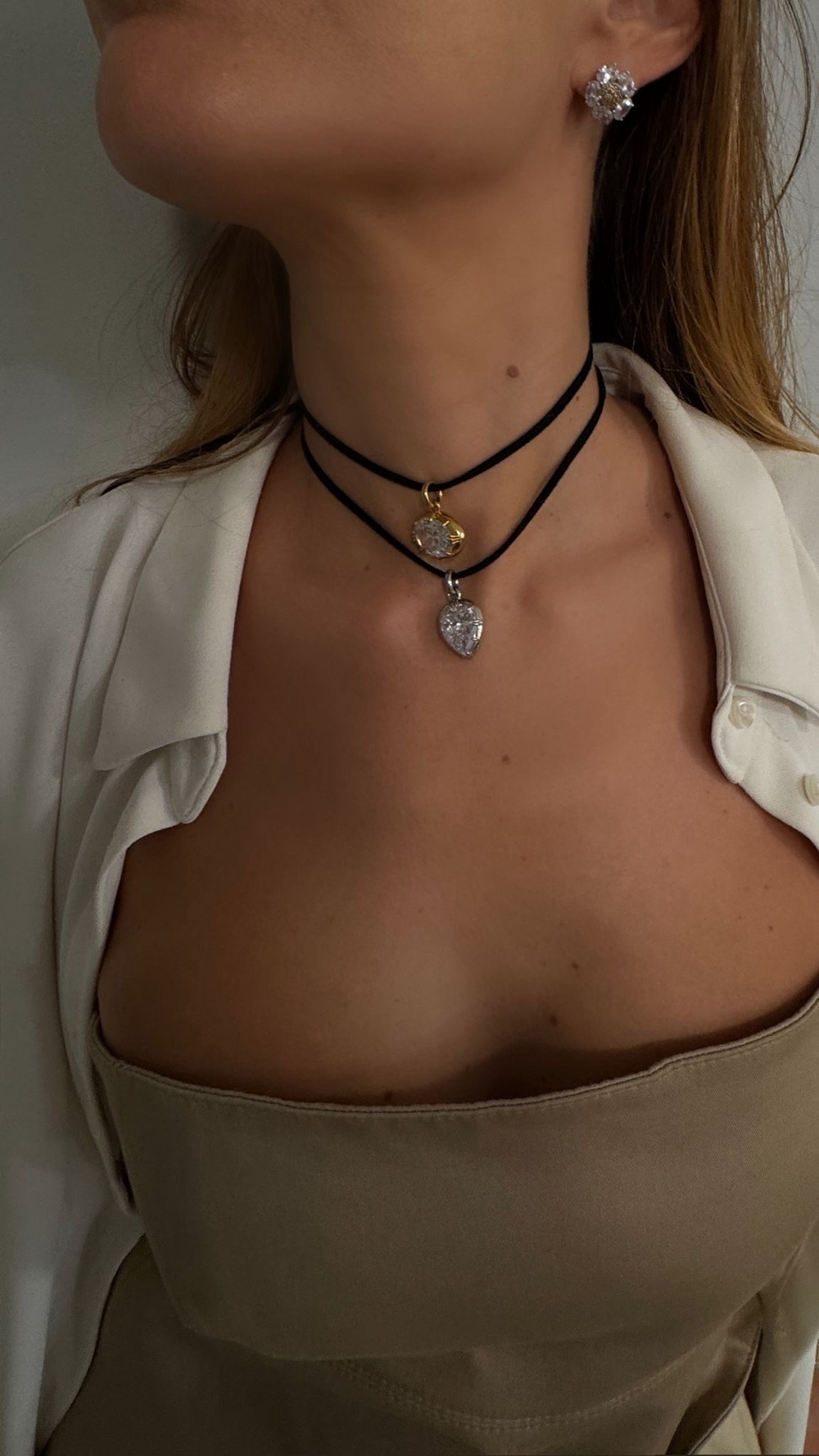 Серебряный кулон с крупным цирконом в форме капли.