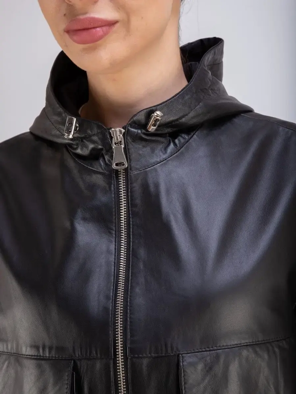 Пальто из натуральной кожи с капюшоном