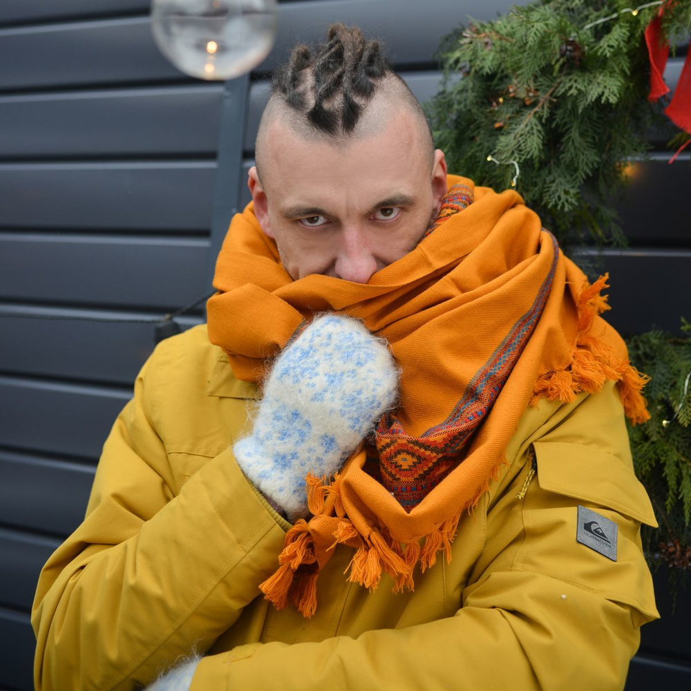 Шерстяной палантин с вышивкой