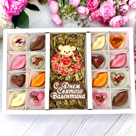 Шоколадный набор: "С Днем Святого Валентина. Мишка с розами": шоколадка-надпись и 16 конфет ручной работы