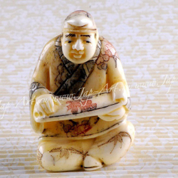 Нэцкэ Монах в позе лотоса