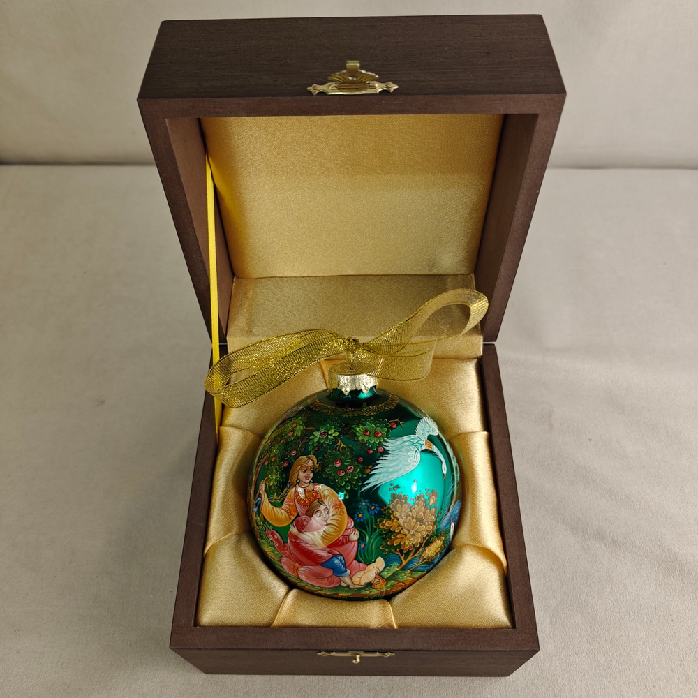 Шар новогодний с круговой росписью Гуси-лебеди" в футляре