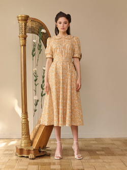 Платье с отложным воротником