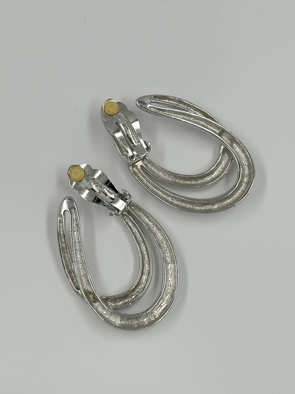 Крупные клипсы Givenchy