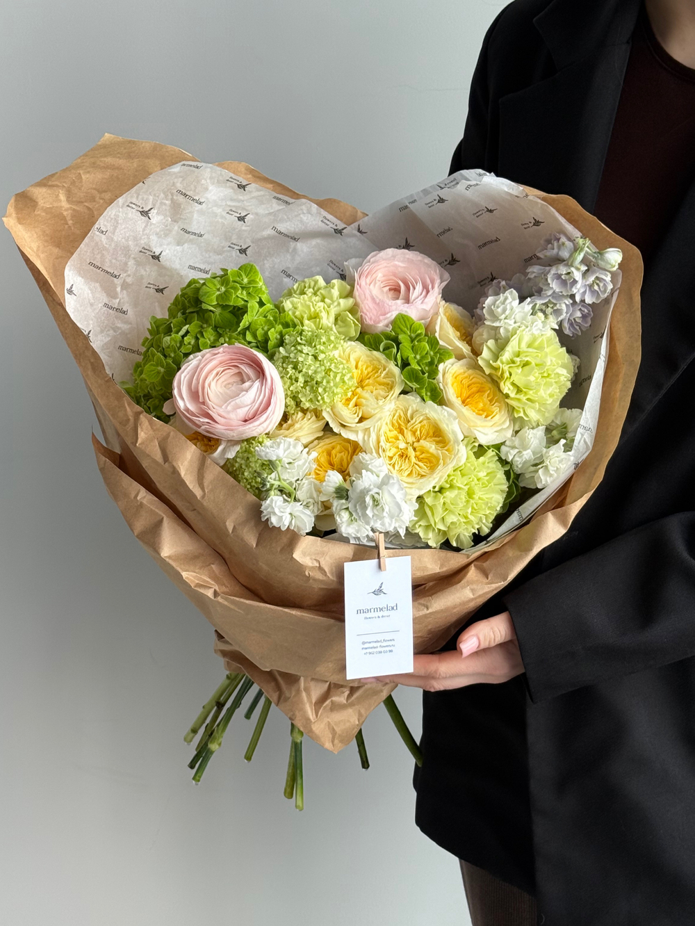 Сборный букет из гортензии, маттиолы, кустовых пионовидных роз, ранункулюсов и вибурнума