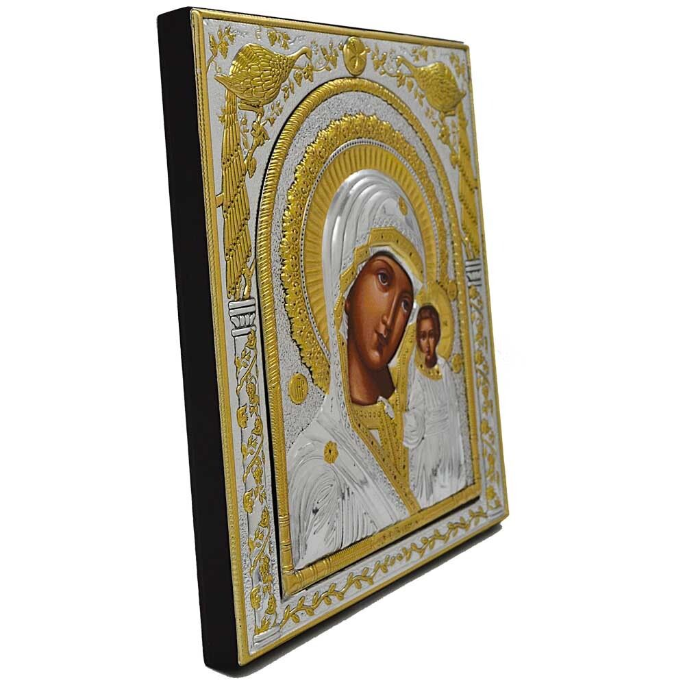 Казанская икона Богородицы в серебряном окладе в античной ризе.