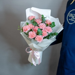 Букет розовых диантусов с эвкалиптом в оформлении