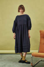 Платье оверсайз с декоративной обработкой на юбке из крапивы темно-синего цвета