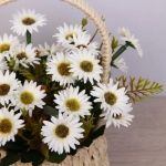 Цветочная композиция «Весенняя мелодия» 13*26см в корзинке белые ромашки