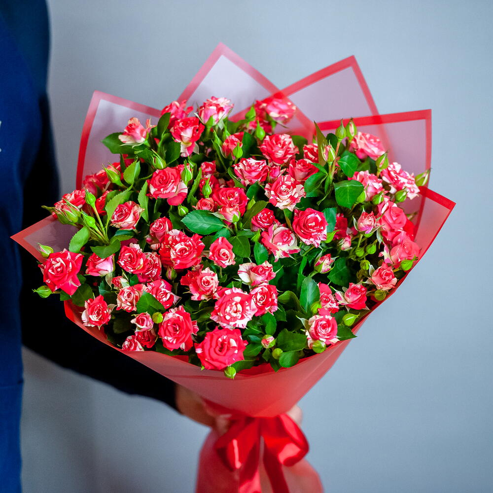 Букет ярких кустовых роз в в красном оформлении