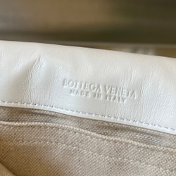 Bottega Veneta Small Cobble Messenger 27 cm