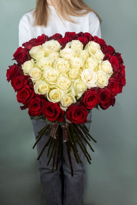 Букет из 51 премиальной розы Мондиаль и Эксплоер 70 см "Белое сердце"