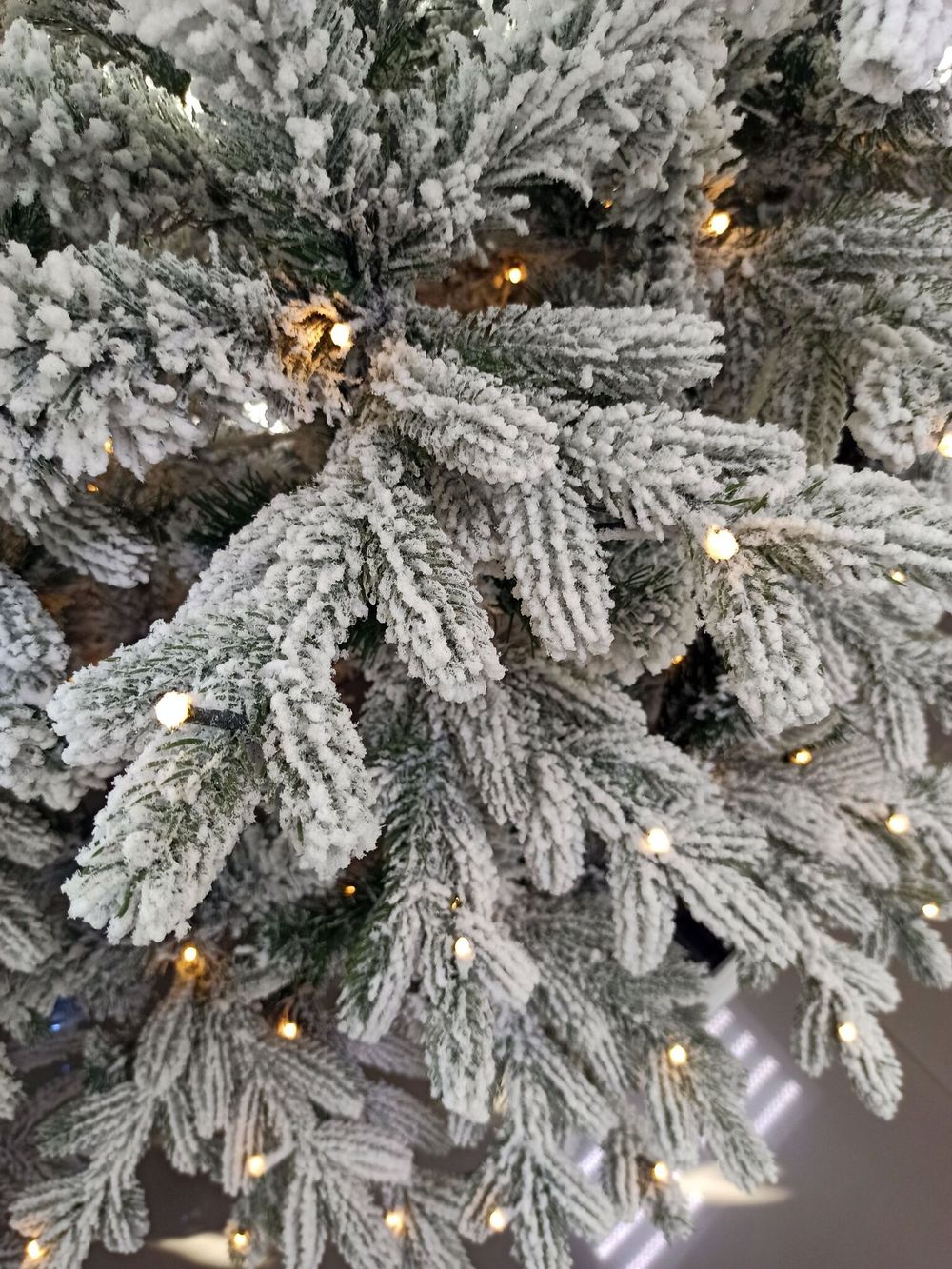 Заснеженная елка с гирляндой «Аляска» (Литая+пвх) 240 см / 2,4 м