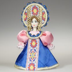 Малая подвесная кукла в круглом кокошнике