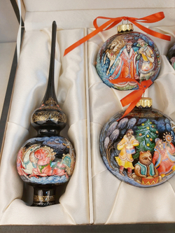 Сувенирный набор из 4-х новогодних шаров и наконечника с ручной росписью Палех