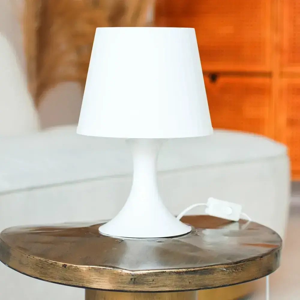 Лампа настольная с абажуром