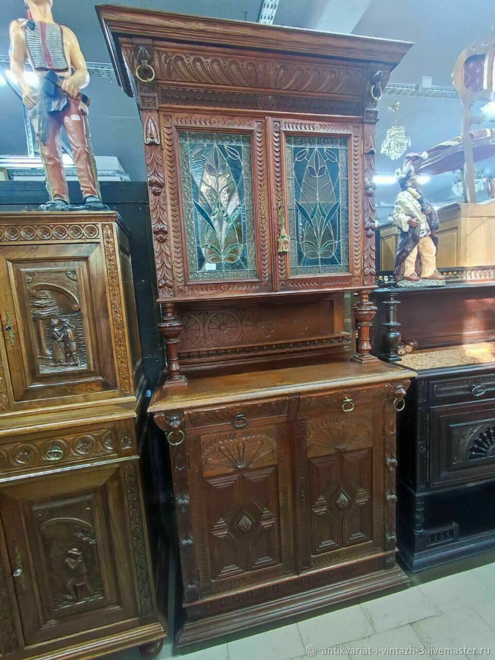Старинный буфет с витражами
