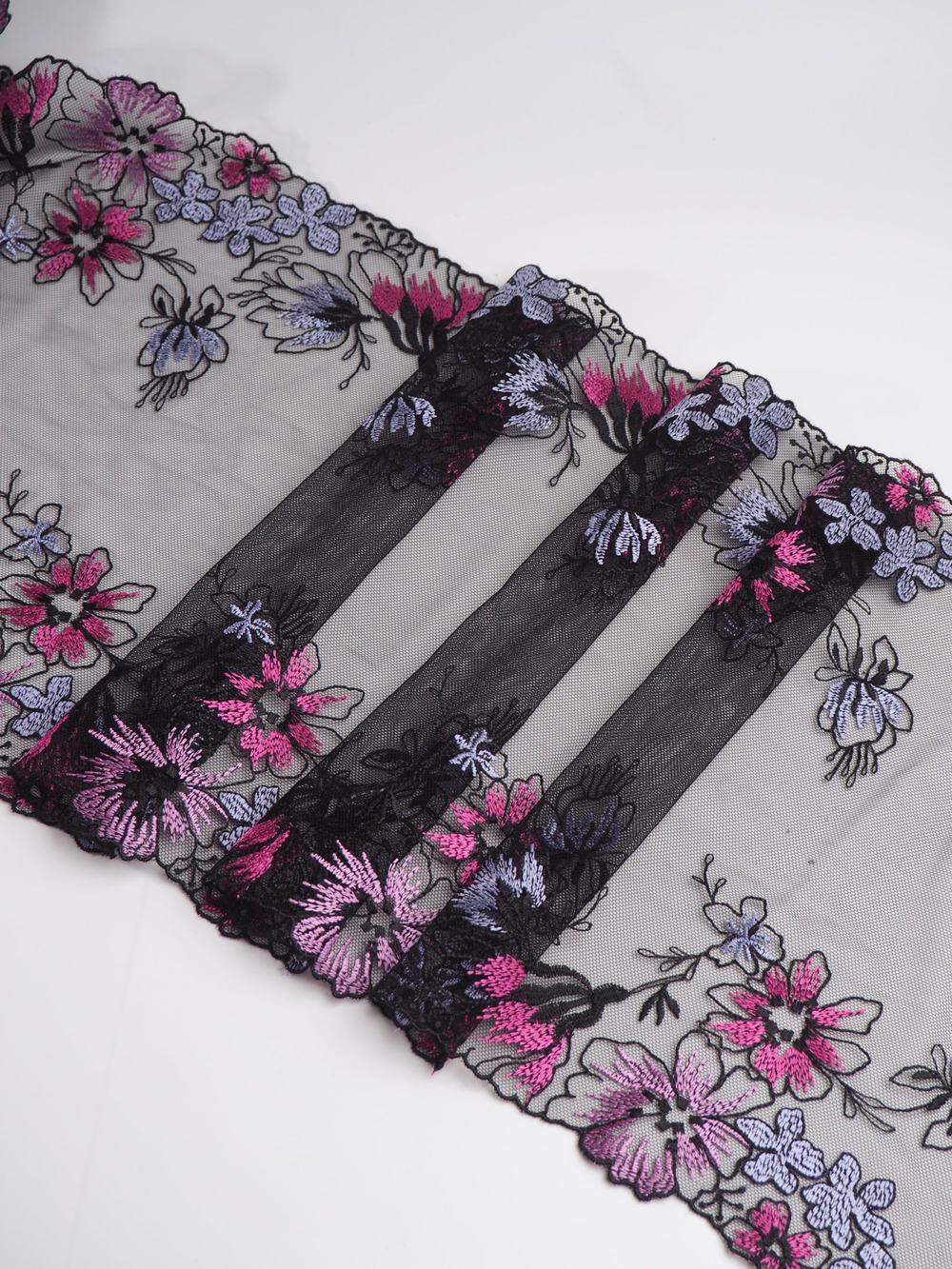 Вышивка на сетке черная с мультиколором неэластичная ширина 25 см