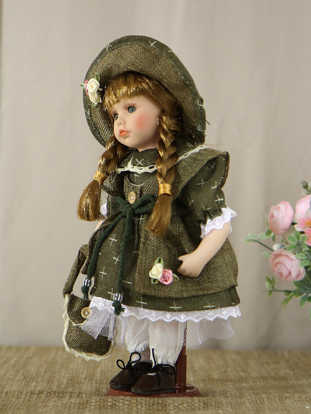 Кукла фарфоровая 12' на подставке