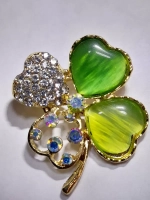 Брошь "Клевер зеленый со стразами"