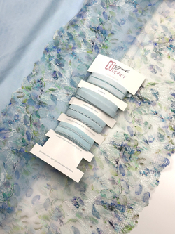 Эластичное кружево светло-голубое с мультиколор ширина 29 см