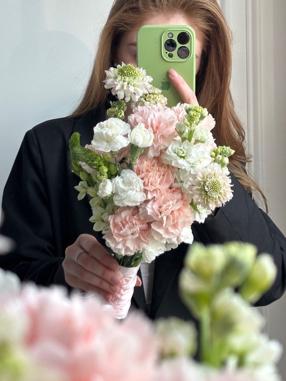 Свадебный букет из розовых диантусов, орнитогалума и маттиолы