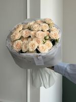Моно букет из кустовой пионовидной розы нежного оттенка