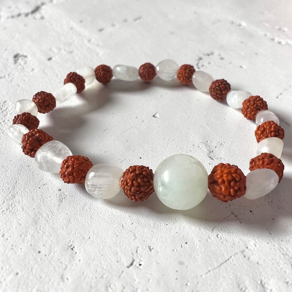 Браслет. Рудракша и Лунный камень