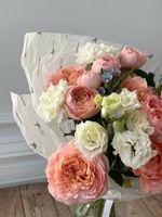 Букет в вазу с пионовидной персиковой  кустовой розой